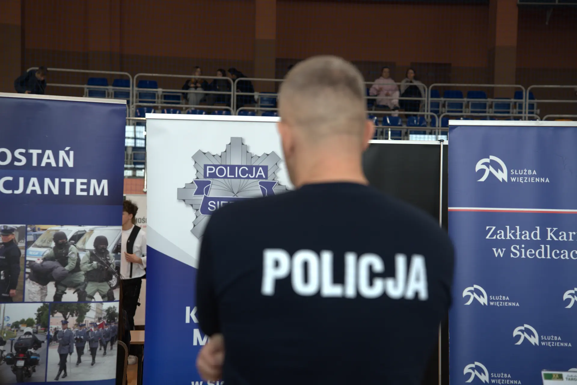 Policjant na targach pracy