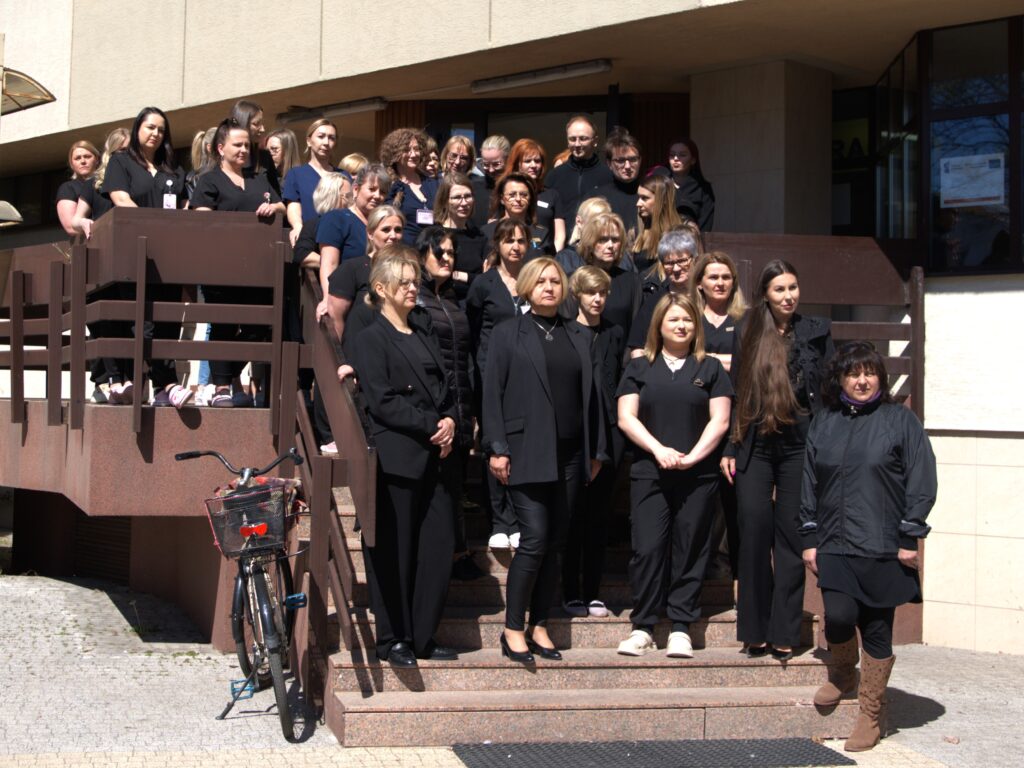 Kilkadziesiąt osób w czarnych strojach zebrało się  22 kwietnia przed wejściem do szpitala miejskiego.