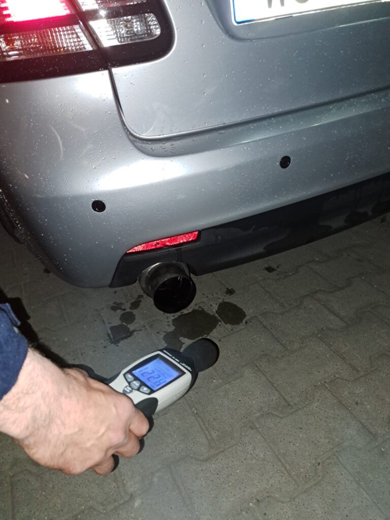 Pomiar hałasu podczas działań „WYDECH” w Siedlcach. Źródło: Policja Siedlce