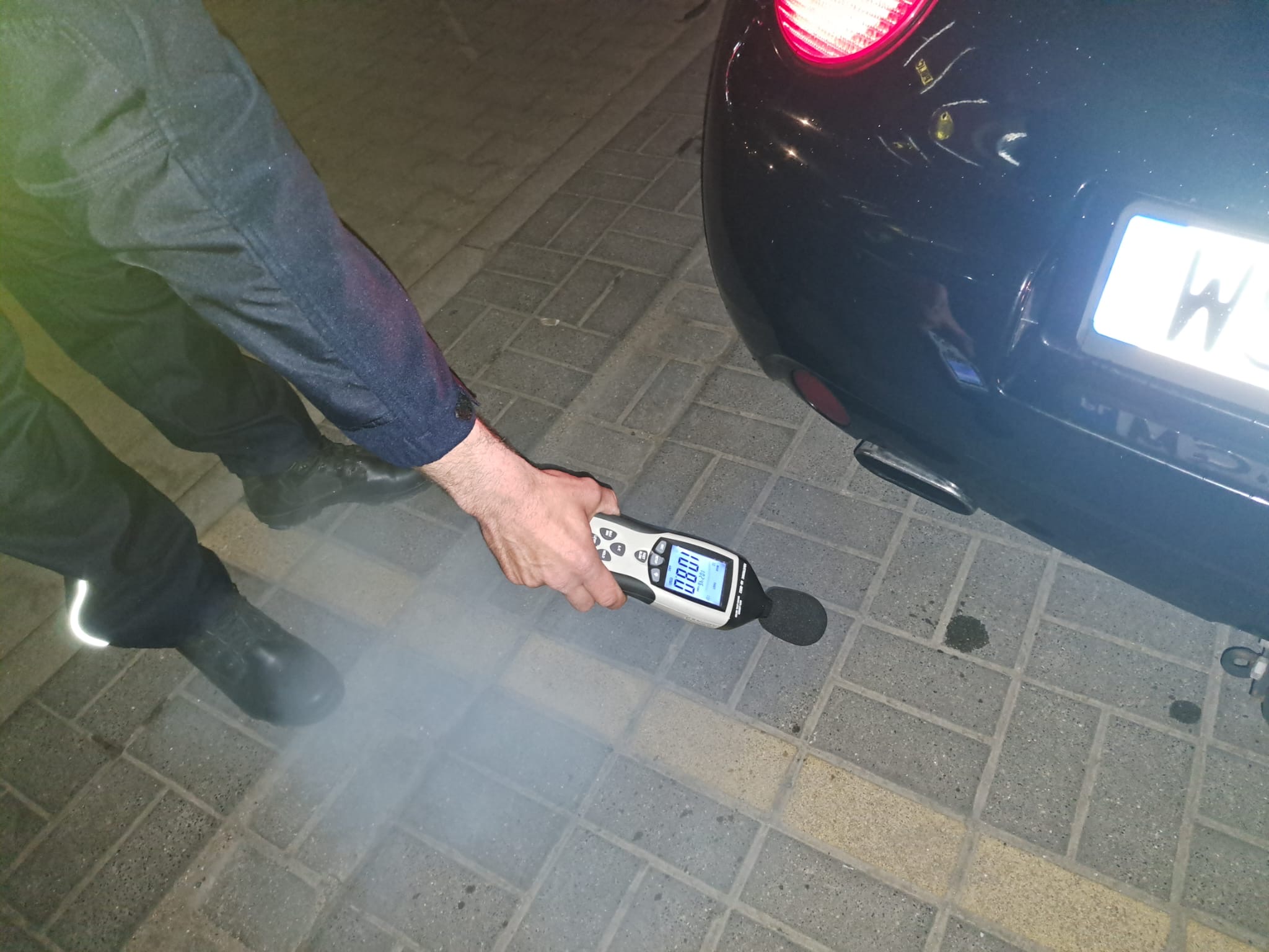 Pomiar hałasu podczas działań „WYDECH” w Siedlcach. Źródło: Policja Siedlce