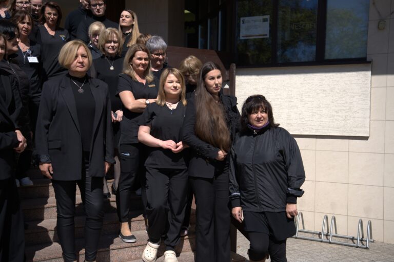 Milczący protest w szpitalu miejskim: "Szpitalne łóżko poczeka, choroba nie”